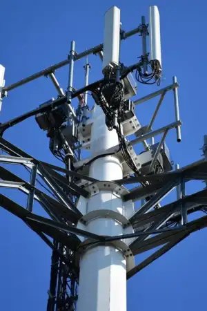 Pessoa a segurar o telefone